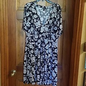 Torrid Size 1 B&W Floral Banded Waist Dress